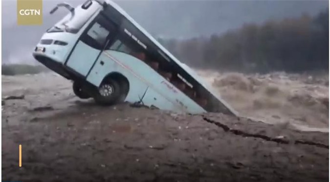 Clip: Kinh hoàng khoảnh khắc xe khách bị ''nuốt chửng'' trong dòng nước lũ