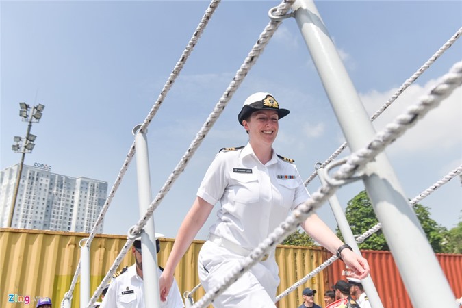 Nữ thuyền trưởng chỉ huy tàu chiến New Zealand cập cảng Sài Gòn