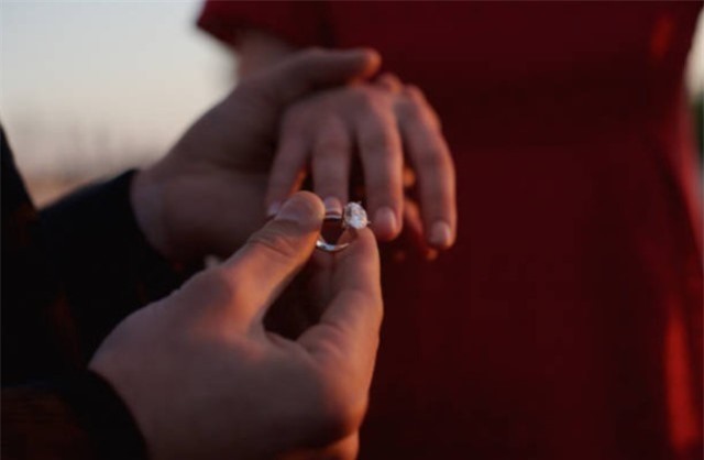 Nhìn thấy cổ tay của con dâu tương lai, mẹ nói một điều khiến tôi do dự cưới