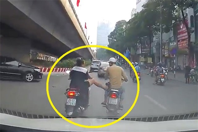 Clip: Suýt va chạm giao thông ở Hà Nội, người phụ nữ hành động như giang hồ 
