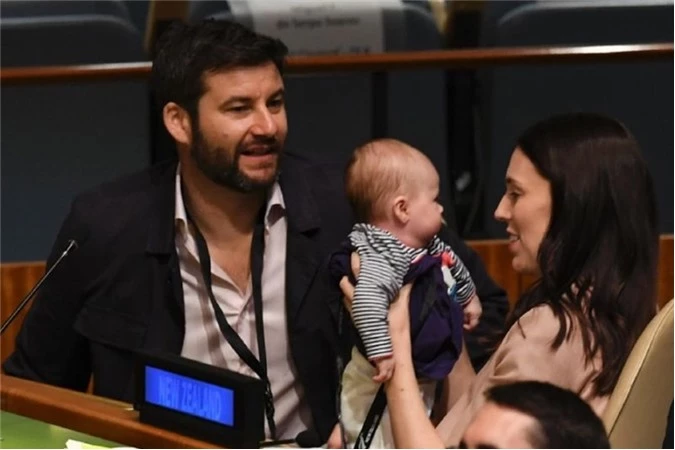 Nữ Thủ tướng New Zealand bế con gái trong phòng họp, bên cạnh là bạn trai bà, ông Clarke Gayford. (Ảnh: AFP)