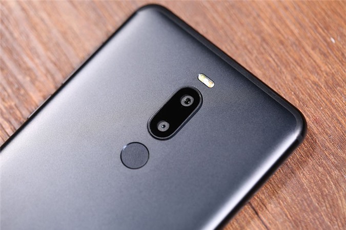 Cận cảnh smartphone camera kép, RAM 4 GB, giá gần 4 triệu