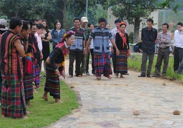 Độc đáo trò chơi xà hùa của người Bru - Vân Kiều