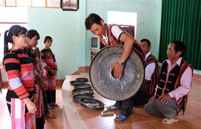 Người trẻ Ba Na tự hào về văn hóa cồng chiêng