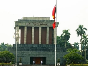 Cờ tổ quốc treo rủ trước lăng Chủ tịch Hồ Chí Minh ngày Quốc tang