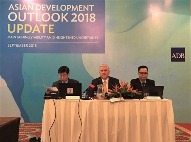 
Ông Eric Sidgwick, Giám đốc Quốc gia của ADB tại Việt Nam công bố báo cáo mới nhất về tình hình phát triển kinh tế Việt Nam vào sáng nay (26/9).

