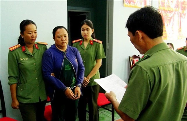 Dương Thị Thu nghe lệnh khởi tố vụ án và lệnh bắt tạm giam để điều tra về hành vi lưu hành tiền giả