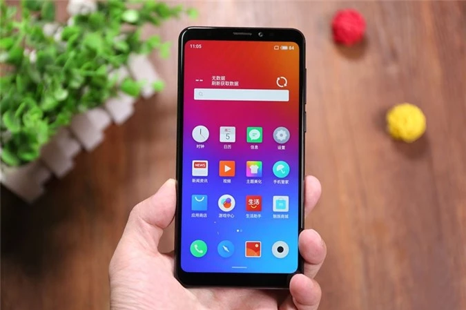 Meizu V8 Pro sử dụng tấm nền màn hình IPS kích thước 5,7 inch, độ phân giải HD Plus (1.440x720 pixel), mật độ điểm ảnh 282 ppi. Màn hình này được chia theo tỷ lệ 18:9, bảo vệ bởi kính cường lực. 