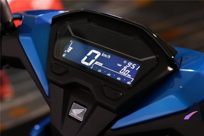 Cụm đồng hồ TFT LCD tuyệt đẹp trên 2018 Honda Click 125i. 