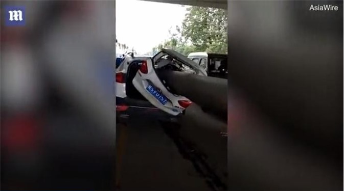 Clip: Cột bê tông đâm xuyên ghế lái, tài xế ô tô may mắn thoát 'lưỡi hái tử thần' 