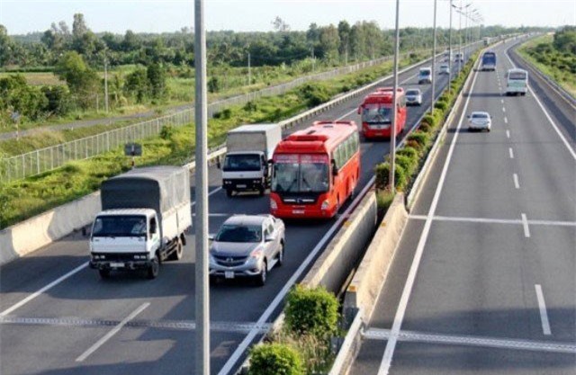 Lái xe ô tô trên cao tốc mắc sai lầm sẽ dẫn đến tai nạn kinh hoàng