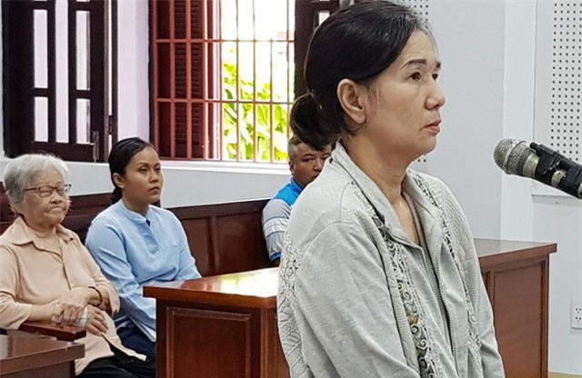 Người đàn bà lừa lấy vàng của 3 cụ bà lĩnh 5 năm tù