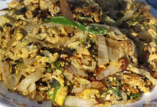 Dưa chua xào trứng - tưởng không ngon mà ngon không tưởng