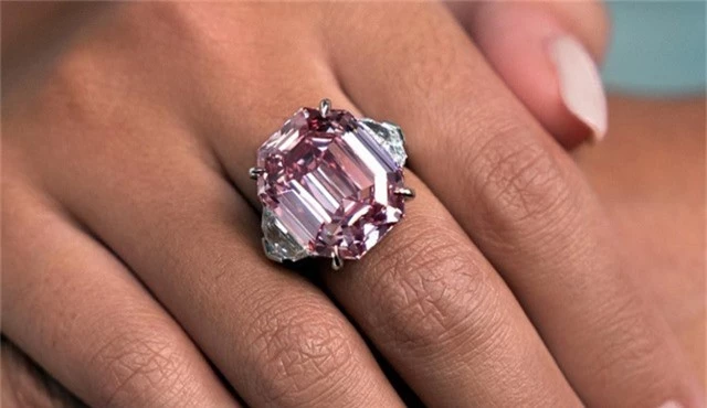 Viên kim cương hồng ước tính được bán với giá 30 - 50 triệu USD.