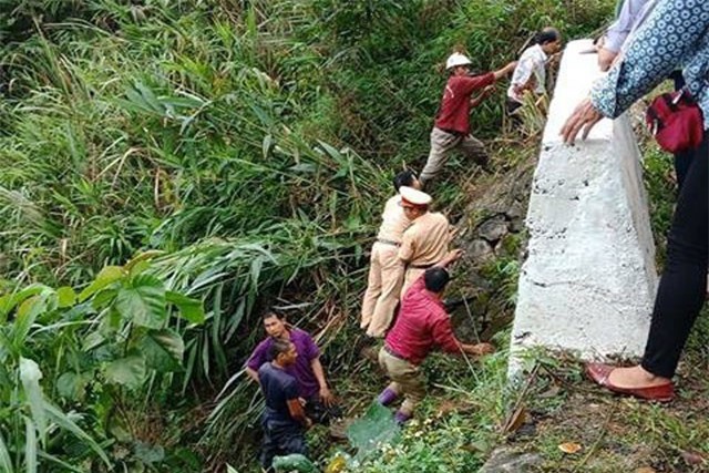 Xe 7 chỗ chở 5 người bất ngờ lao xuống vực sâu 100 m trên đèo Giàng