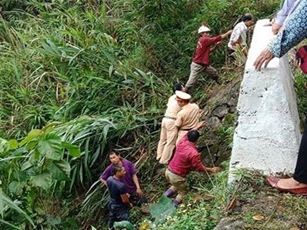 Xe 7 chỗ chở 5 người bất ngờ lao xuống vực sâu 100 m trên đèo Giàng