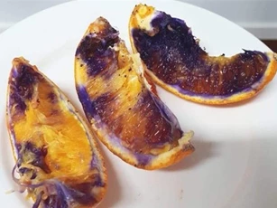 Câu trả lời cho miếng cam màu tím bí ẩn