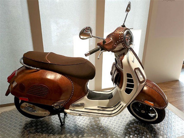 Ngắm bản bọc da siêu tinh tế của xe Vespa dưới bàn tay nghệ nhân Ý
