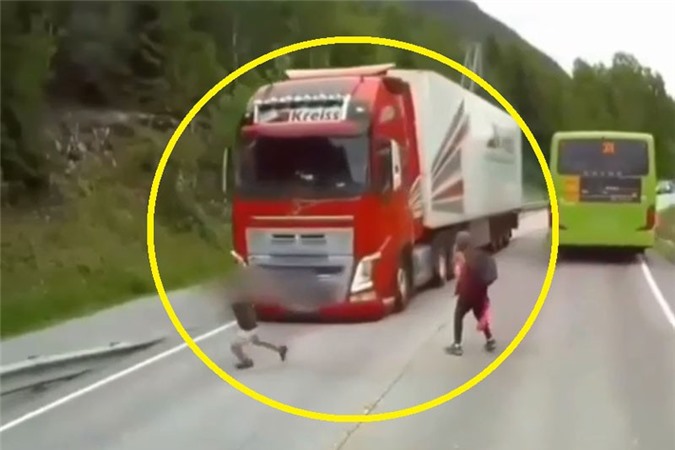 Clip: Những khoảnh khắc thoát chết thần kỳ trong các vụ tai nạn giao thông