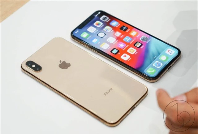 iPhone XS có hình dáng tương tự iPhone X nên kén khách