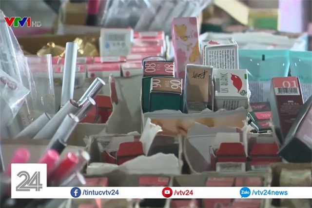 Clip: Sự thật kinh hoàng đằng sau những mỹ phẩm giá rẻ ở chợ quê