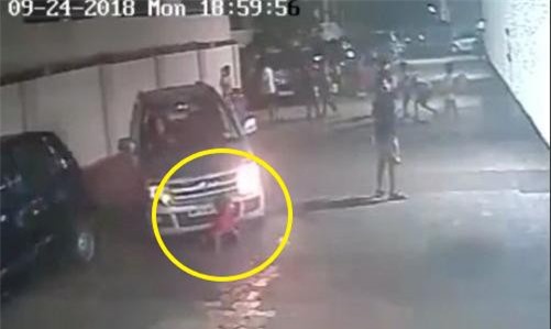 Clip: Cậu bé thoát chết thần kì khi bị ô tô cán qua người