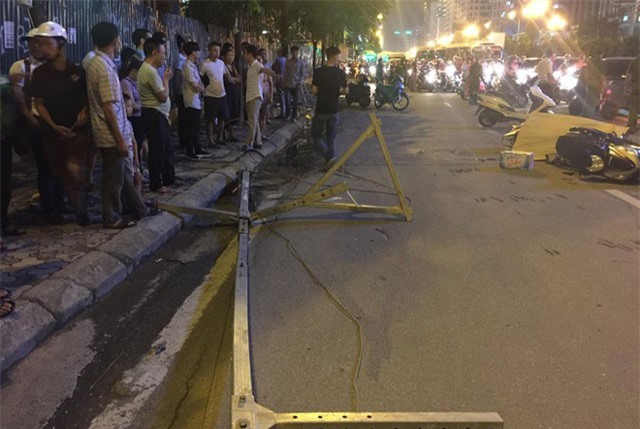 Hà Nội: Sắt từ tòa nhà xây dựng rơi trúng 3 xe máy, 1 người tử vong