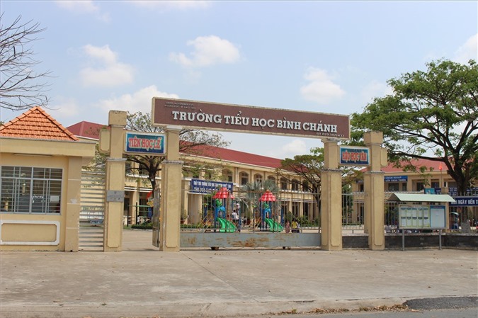 Cô giáo quỳ gối trước phụ huynh bị kỷ luật cảnh cáo