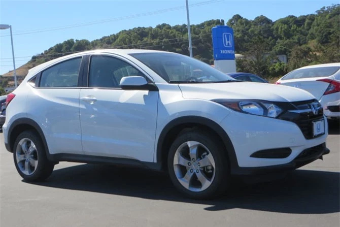 =4. Honda HR-V LX (CVT) FWD 2018 (mức tiêu hao nhiên liệu: 8,3 lít/100 km).