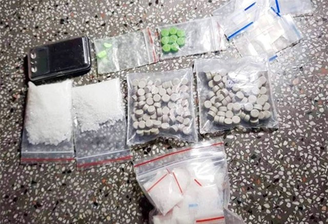 Nam thanh niên lái ôtô đi bán hàng trăm viên ma túy