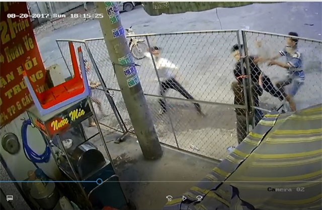 Đang đứng trước nhà, người đàn ông bị 2 thanh niên lạ mặt đánh tới tấp, vỡ hộp sọ