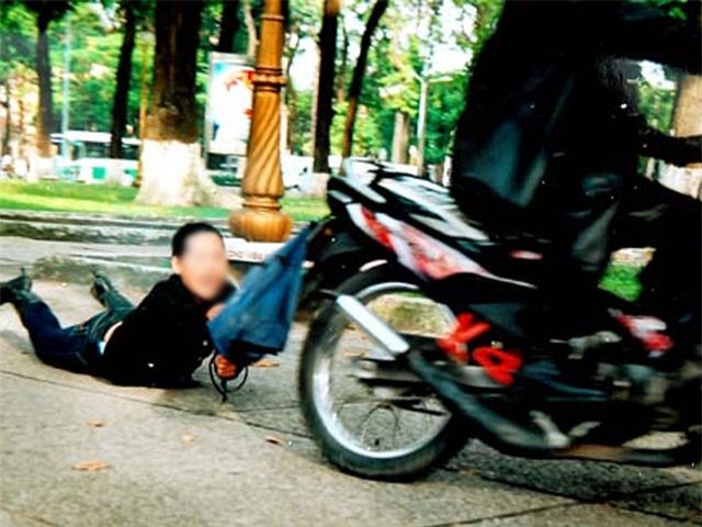 Hai vợ chồng báo bị cướp hơn 2 tỷ đồng trên phố TP.HCM