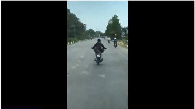 Clip: Hãi hùng cảnh nam thanh niên lái xe máy bằng chân trên đường phố