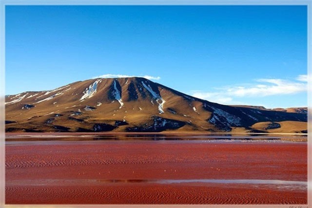 Bí mật trăm năm trong hồ nước đỏ rực như máu