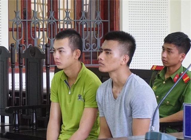 Hai bị cáo Nguyễn Đình Thành (áo xám) và Nguyễn Văn Hiệp tại phiên tòa phúc thẩm.