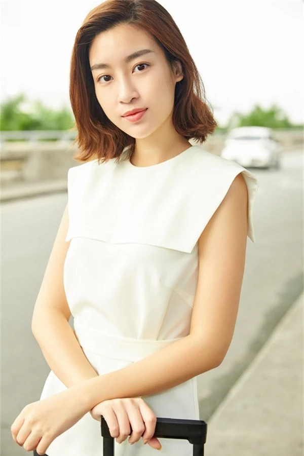 Hoa hậu Đỗ Mỹ Linh đọ mặt mộc với Phương Ly ở sân bay