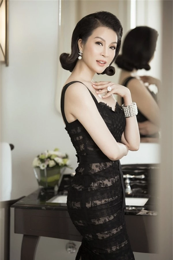 Ở tuổi 45, MC Thanh Mai luôn hướng đến sự thanh lịch trong phong cách thới trang nhưng vẫn tôn lên vóc dáng một cách khéo léo.