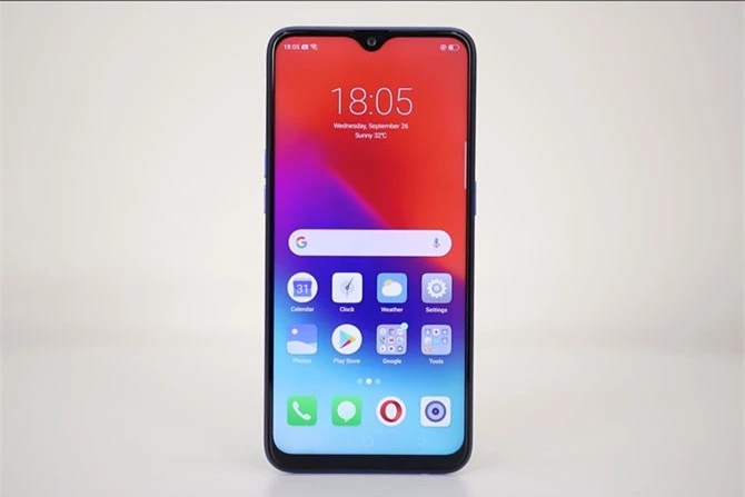 Realme 2 Pro được trang bị màn hình IPS kích thước 6,3 inch, độ phân giải Full HD Plus (2.340x1.080 pixel), mật độ điểm ảnh 409 ppi. Màn hình này được thiết kế dạng giọt nước, chia theo tỷ lệ 19,5:9. 