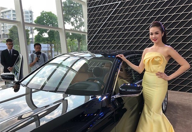 Hàng loạt xe sang cùng người đẹp 'đổ bộ' Sài Gòn