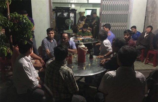 Con trai hốt hoảng thấy cha mẹ treo cổ chết trong nhà