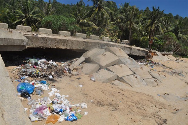 Quảng Ngãi: Kè chống sạt lở 15 tỷ vừa hoàn thành đã "vỡ tan"