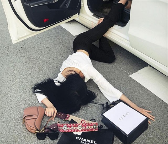 Sĩ Thanh, Khả Ngân chạy theo trend 'Richkid ngã xe khoe đồ' ngấm ngầm khoe thân hình bốc lửa