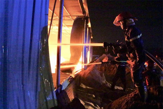 Hỏa hoạn thiêu rụi nhà xưởng hơn 1.000 m2 ở Bình Dương