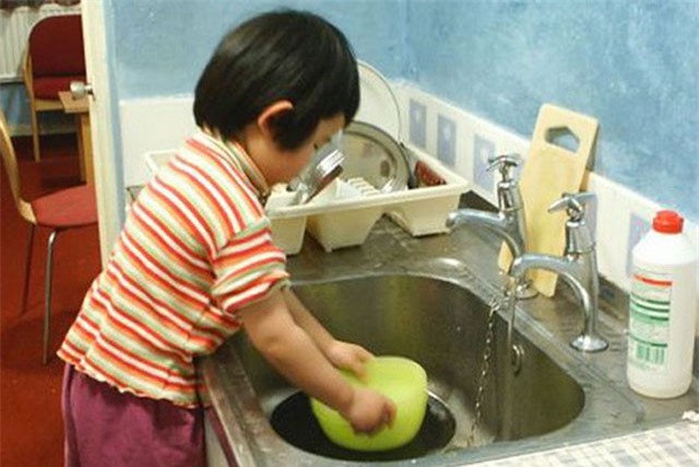 Cha mẹ có thể bị phạt tới 5 triệu đồng nếu bắt con làm việc nhà quá sức 