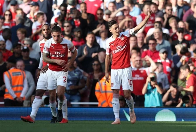 Các cầu thủ Arsenal ăn mừng chiến thắng.