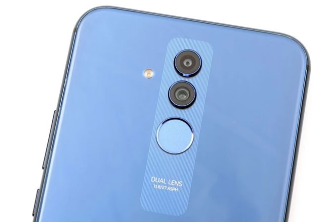 Huawei Mate 20 Lite được trang bị bộ đôi camera sau với độ phân giải 20 MP, khẩu độ f/1.8 và 2 MP. Hai máy ảnh này được trang bị đèn flash LED, hỗ trợ lấy nét theo pha, quay video Full HD. 