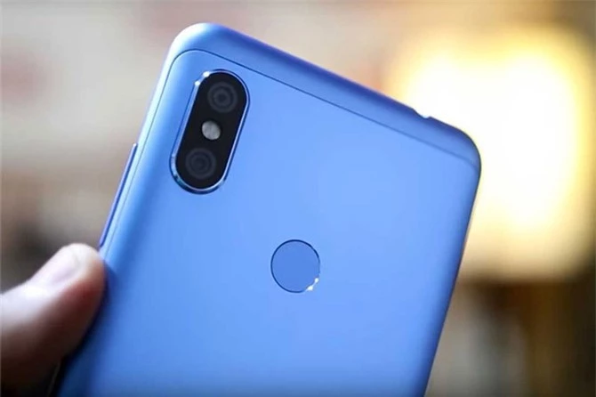 Xiaomi Redmi Note 6 Pro sở hữu tới 4 camera. Trong đó, 2 cảm biến phía sau độ phân giải 12 MP, khẩu độ f/1.9 cho khả năng lấy nét theo pha và cảm biến phụ 5 MP, f/2.0. Hai máy ảnh này được trang bị đèn flash LED, hỗ trợ chụp ảnh xóa phông, quay video 4K.