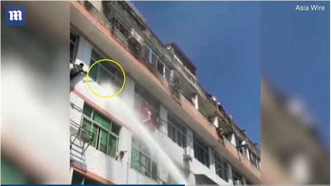 Clip: Màn 'giải cứu' cô gái định nhảy lầu tự tử đầy ngoạn mục