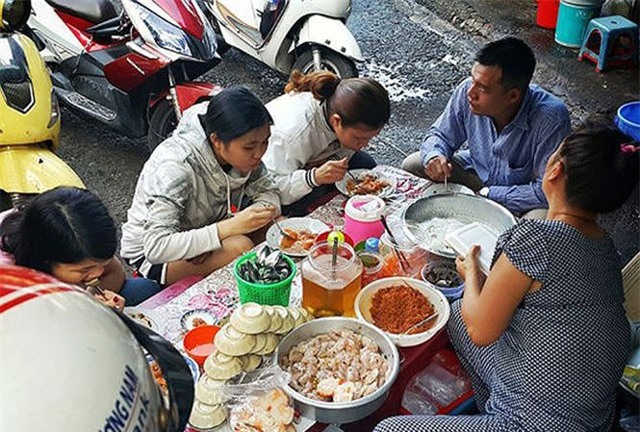 Dùng tay trần bán thức ăn sẽ bị phạt tiền triệu