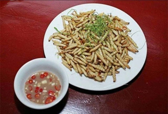 Hãi hùng: Vào rừng săn sâu tre ngoe nguẩy, món đặc sản thơm phức